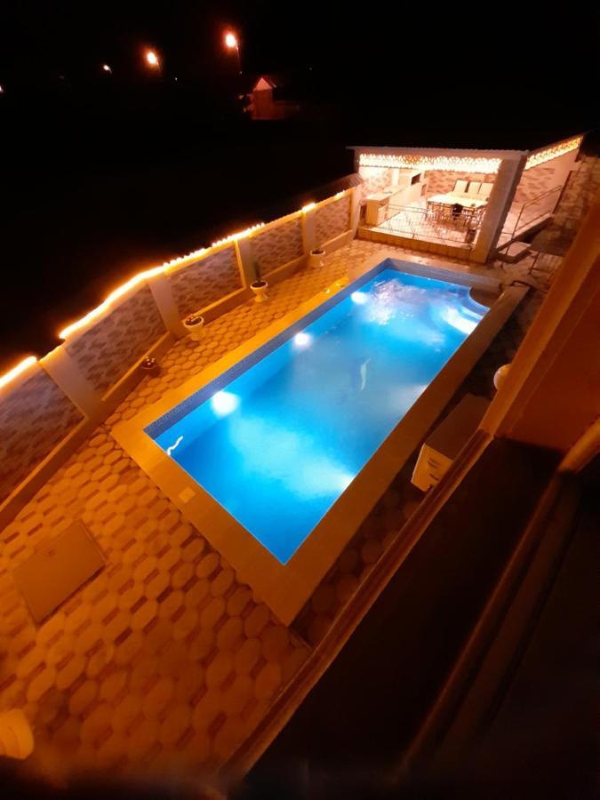 Raffles Villa With Pool غابالا المظهر الخارجي الصورة