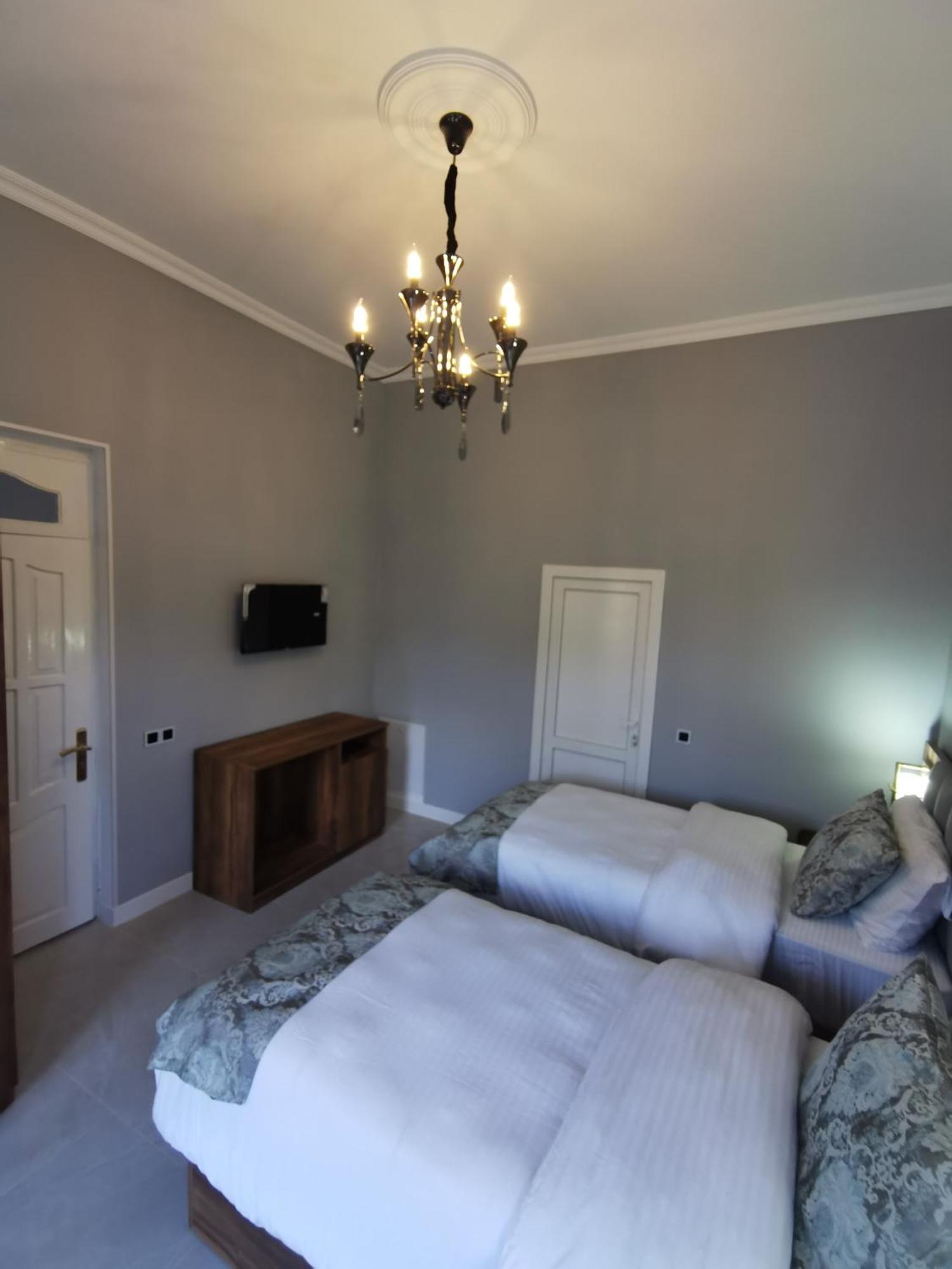 Raffles Villa With Pool غابالا المظهر الخارجي الصورة
