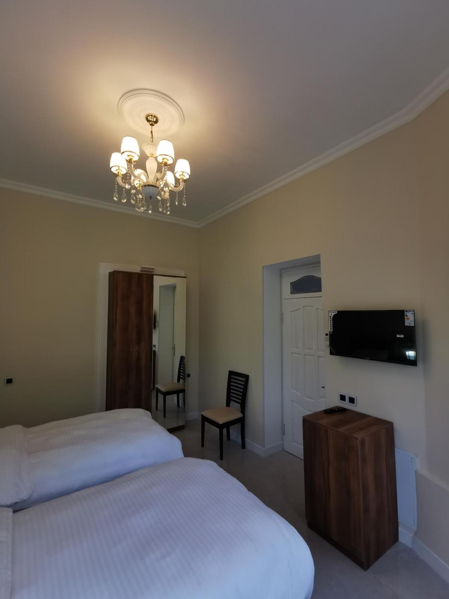 Raffles Villa With Pool غابالا المظهر الخارجي الصورة