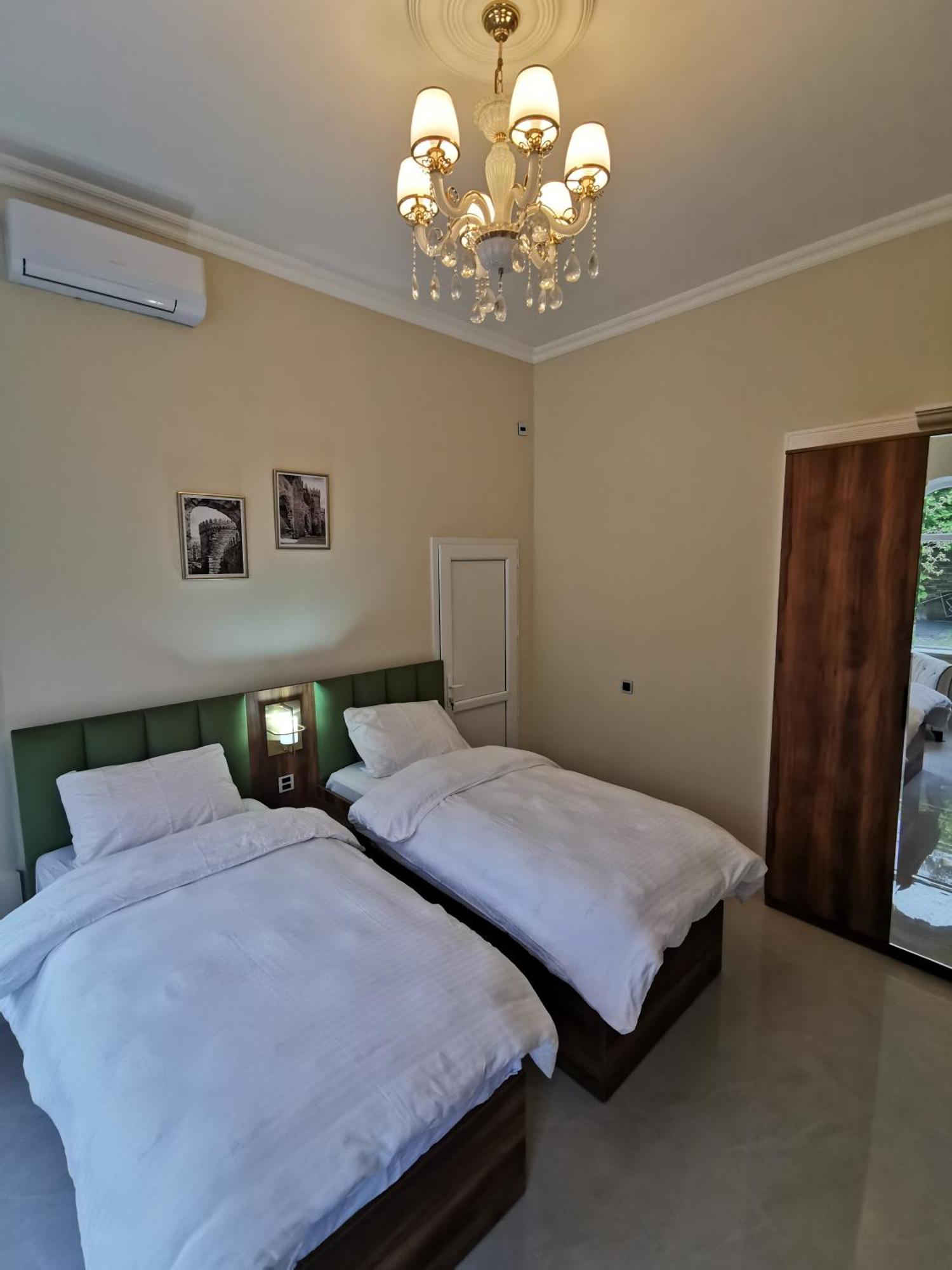 Raffles Villa With Pool غابالا المظهر الخارجي الصورة