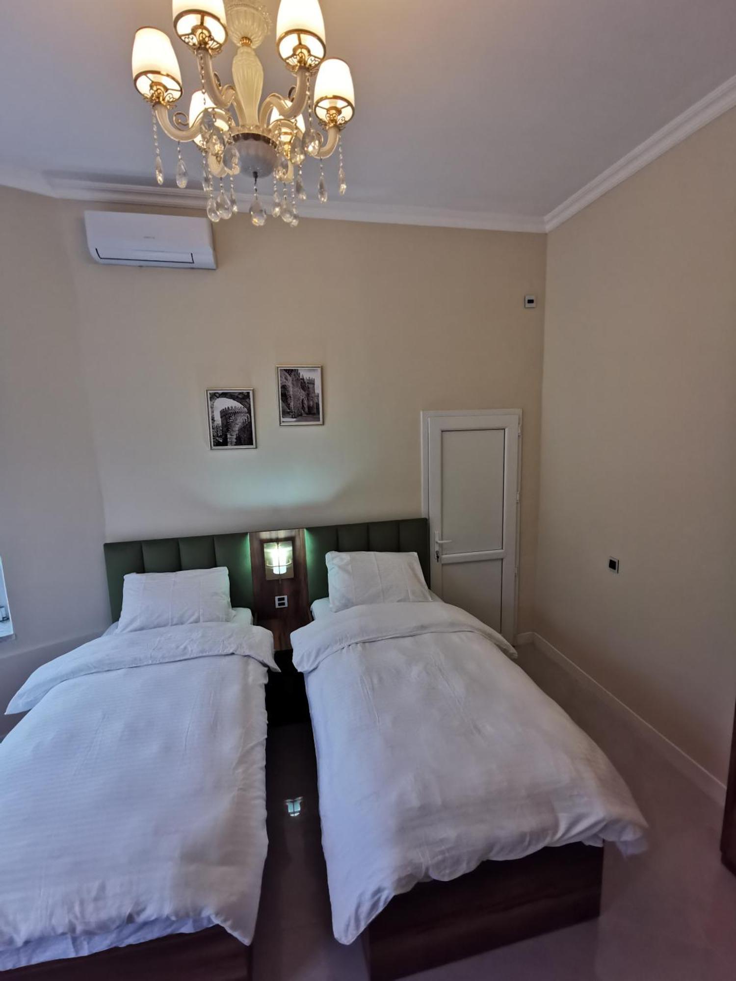 Raffles Villa With Pool غابالا المظهر الخارجي الصورة