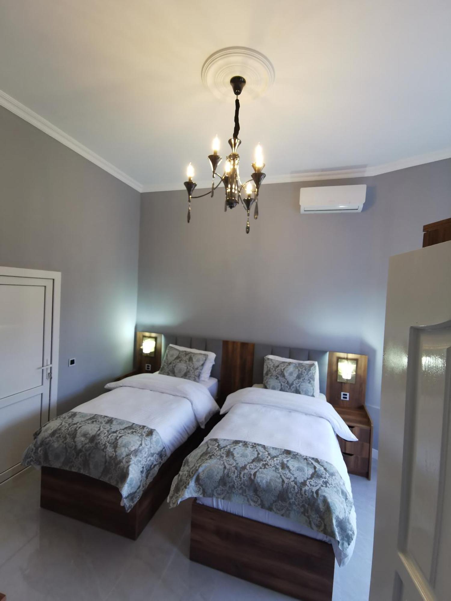 Raffles Villa With Pool غابالا المظهر الخارجي الصورة